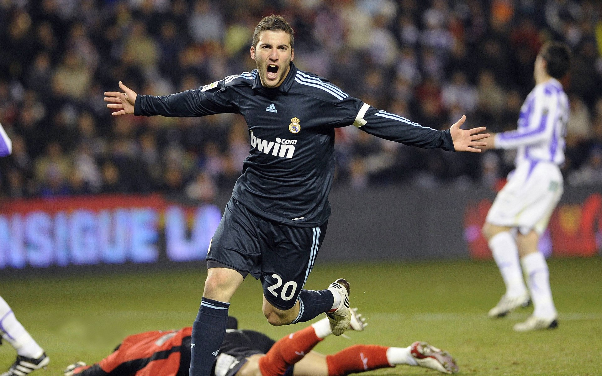 “网球对抗：高新体育中心赛场巅峰高手强强碰撞”